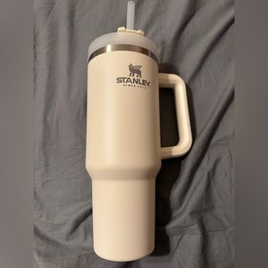 New Stanley ADVENTURE QUENCHER TRAVEL
TUMBLER 40 OZ 1.18 L in cream